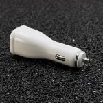 zaryadno-za-kola-12v-încărcare-rapidă-2-1a-1-port-usb-byalo-topcase-2