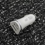 zaryadno-za-kola-12v-lq-2-1a-2-usb-porta-byalo-topcase