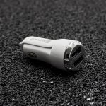 zaryadno-za-kola-12v-sammato-2-4a-2-usb-porta-byalo-topcase-1