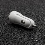 zaryadno-za-kola-12v-sammato-2-4a-2-usb-porta-byalo-topcase-3