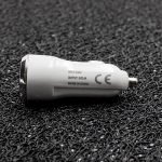 zaryadno-za-kola-12v-sammato-2-4a-2-usb-porta-byalo-topcase-4
