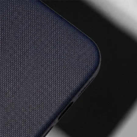 La Topcase, știm că smartphone-ul tău este o parte integrantă a vieții tale de zi cu zi și merită protecție fiabilă încă din prima zi. De aceea, selectăm cu atenție fiecare produs din catalogul nostru pentru a-ți oferi huse, protecții și accesorii de calitate care combină securitatea, stilul și confortul. Serviciul rapid este la fel de important pentru noi. Ne străduim să procesăm și să expediem fiecare comandă cât mai repede posibil, astfel încât dispozitivul tău să poată primi protecția necesară, fără a aștepta inutil. Pentru că noi credem că liniștea sufletească începe cu un telefon bine protejat.