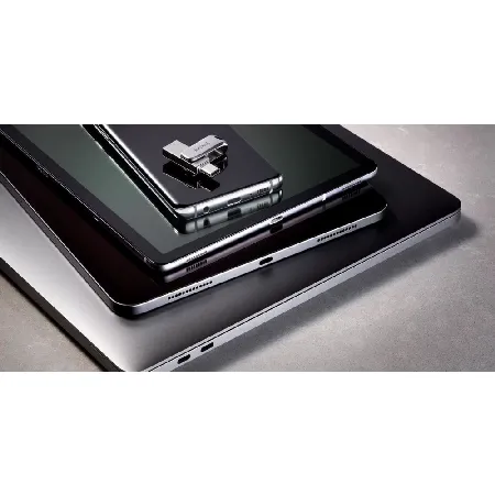 La Topcase, știm că smartphone-ul tău este o parte integrantă a vieții tale de zi cu zi și merită protecție fiabilă încă din prima zi. De aceea, selectăm cu atenție fiecare produs din catalogul nostru pentru a-ți oferi huse, protecții și accesorii de calitate care combină securitatea, stilul și confortul. Serviciul rapid este la fel de important pentru noi. Ne străduim să procesăm și să expediem fiecare comandă cât mai repede posibil, astfel încât dispozitivul tău să poată primi protecția necesară, fără a aștepta inutil. Pentru că noi credem că liniștea sufletească începe cu un telefon bine protejat.