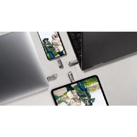 La Topcase, știm că smartphone-ul tău este o parte integrantă a vieții tale de zi cu zi și merită protecție fiabilă încă din prima zi. De aceea, selectăm cu atenție fiecare produs din catalogul nostru pentru a-ți oferi huse, protecții și accesorii de calitate care combină securitatea, stilul și confortul. Serviciul rapid este la fel de important pentru noi. Ne străduim să procesăm și să expediem fiecare comandă cât mai repede posibil, astfel încât dispozitivul tău să poată primi protecția necesară, fără a aștepta inutil. Pentru că noi credem că liniștea sufletească începe cu un telefon bine protejat.
