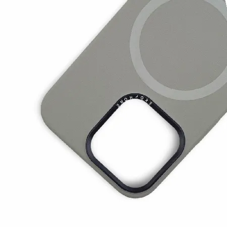 La Topcase, știm că smartphone-ul tău este o parte integrantă a vieții tale de zi cu zi și merită protecție fiabilă încă din prima zi. De aceea, selectăm cu atenție fiecare produs din catalogul nostru pentru a-ți oferi huse, protecții și accesorii de calitate care combină securitatea, stilul și confortul. Serviciul rapid este la fel de important pentru noi. Ne străduim să procesăm și să expediem fiecare comandă cât mai repede posibil, astfel încât dispozitivul tău să poată primi protecția necesară, fără a aștepta inutil. Pentru că noi credem că liniștea sufletească începe cu un telefon bine protejat.